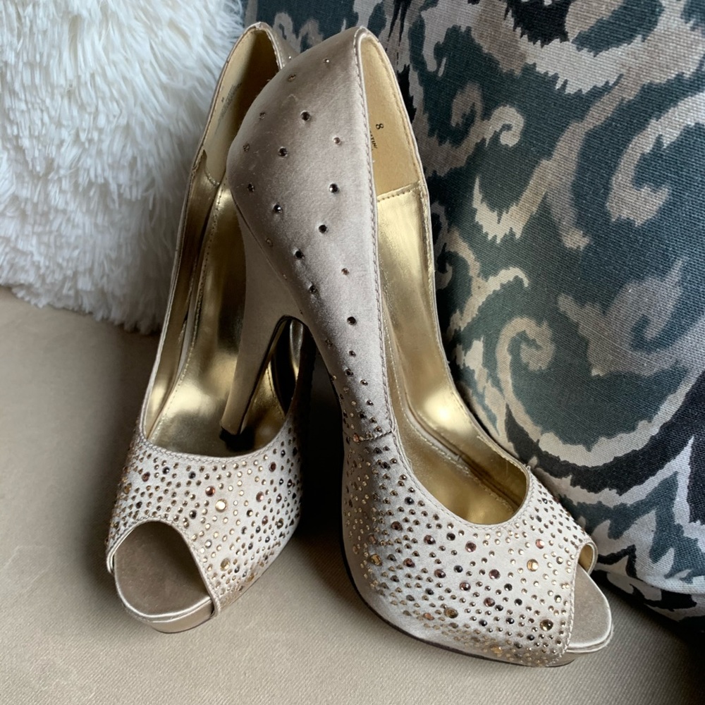 High heel pumps sz 8 Express new w/o box